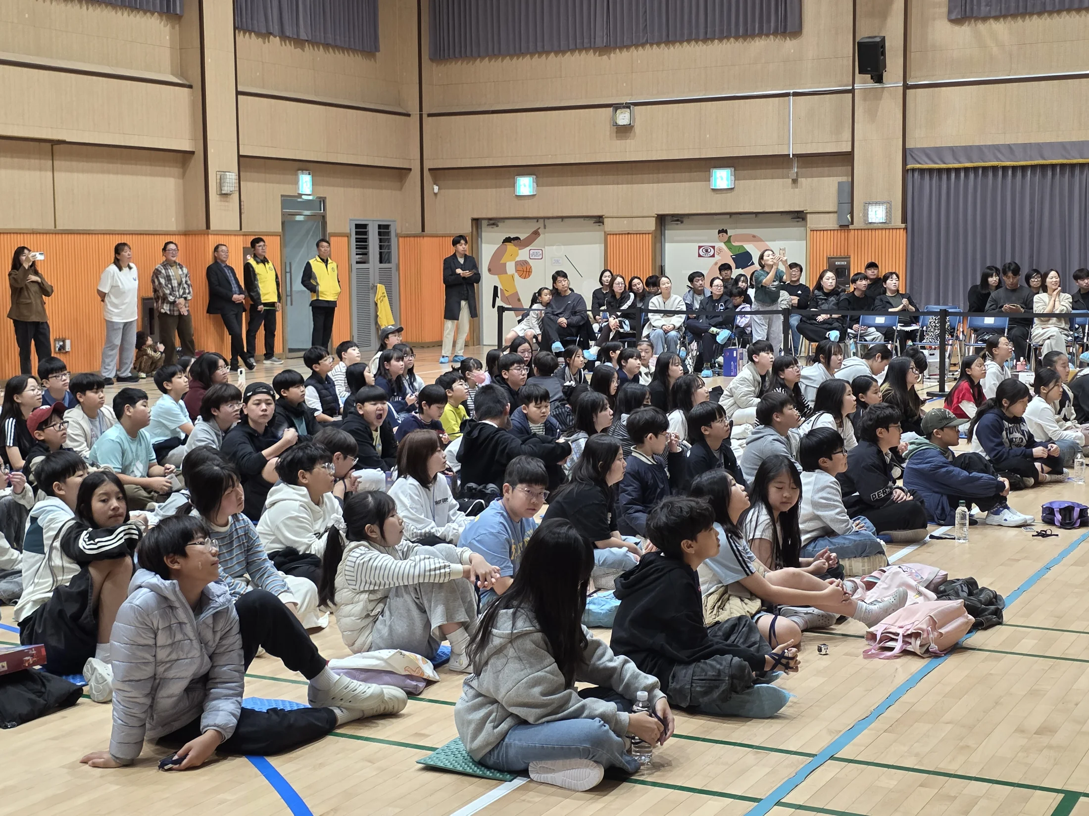 체육관에서 대회에 참여하는 학생들 · 현장 전경